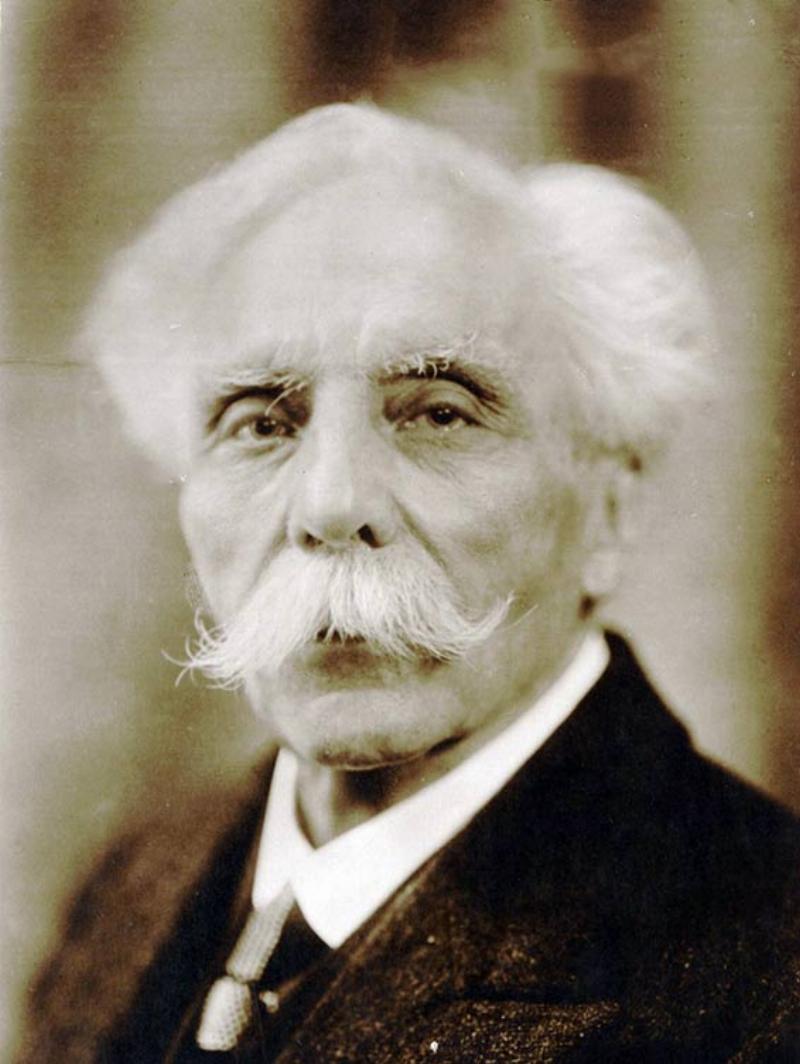 Gabriel Fauré jouant du piano avec la partition des Cinq Mélodies de Venise